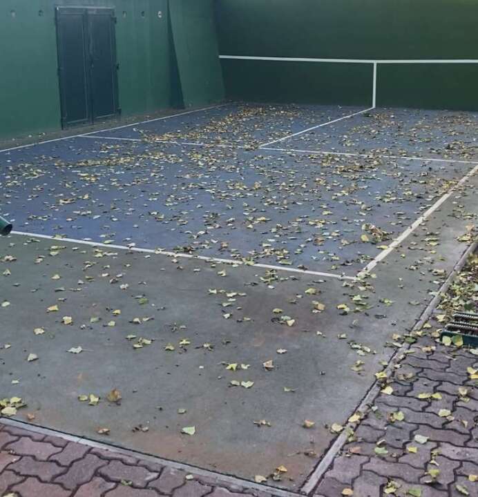 čistenie tenisového kurtu pred